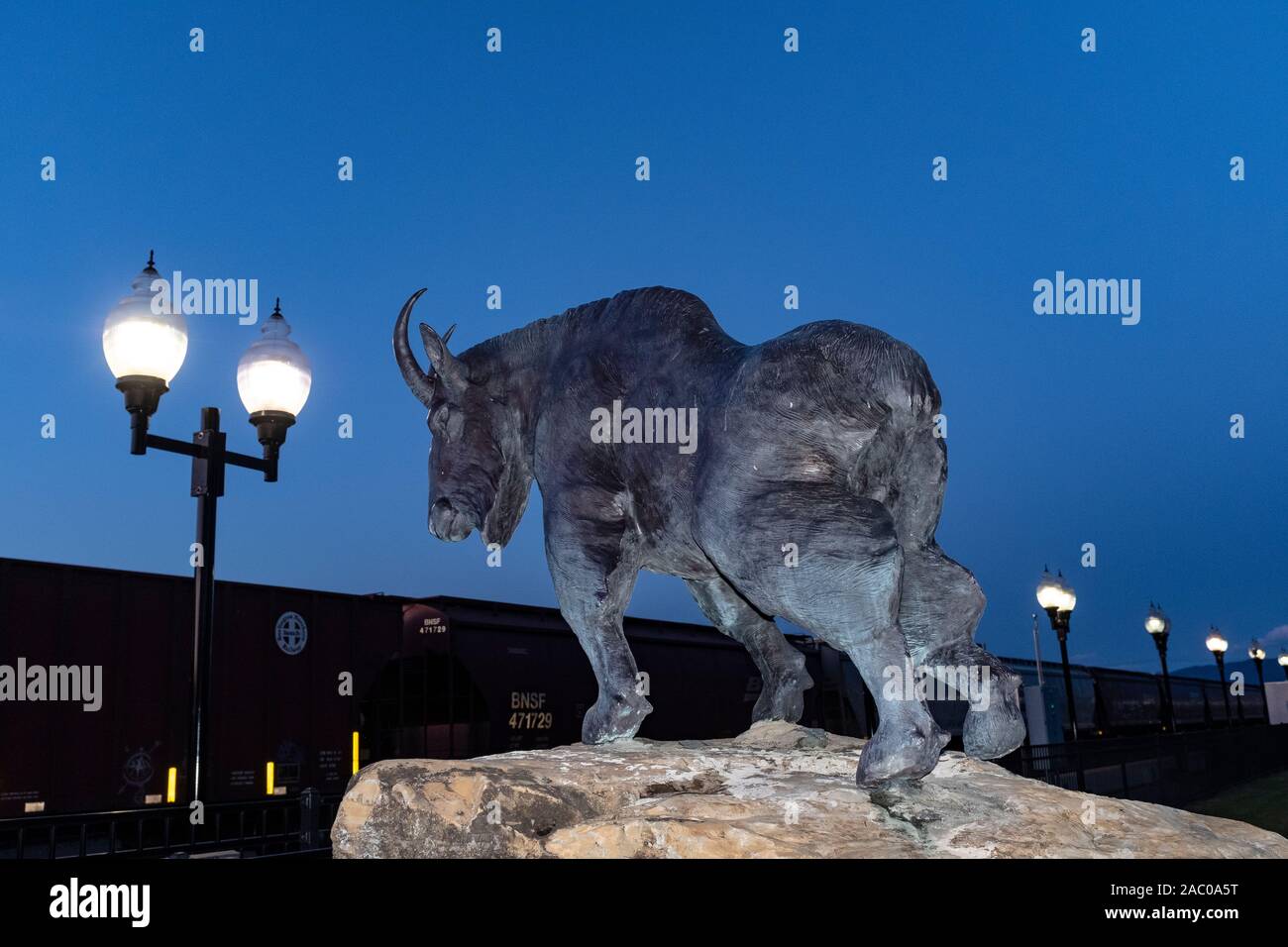 Tm00373-00...MONTANA - Statue d'une chèvre de montagne, le symbole du grand chemin de fer du Nord, situé à la gare de corégones ststion. Banque D'Images