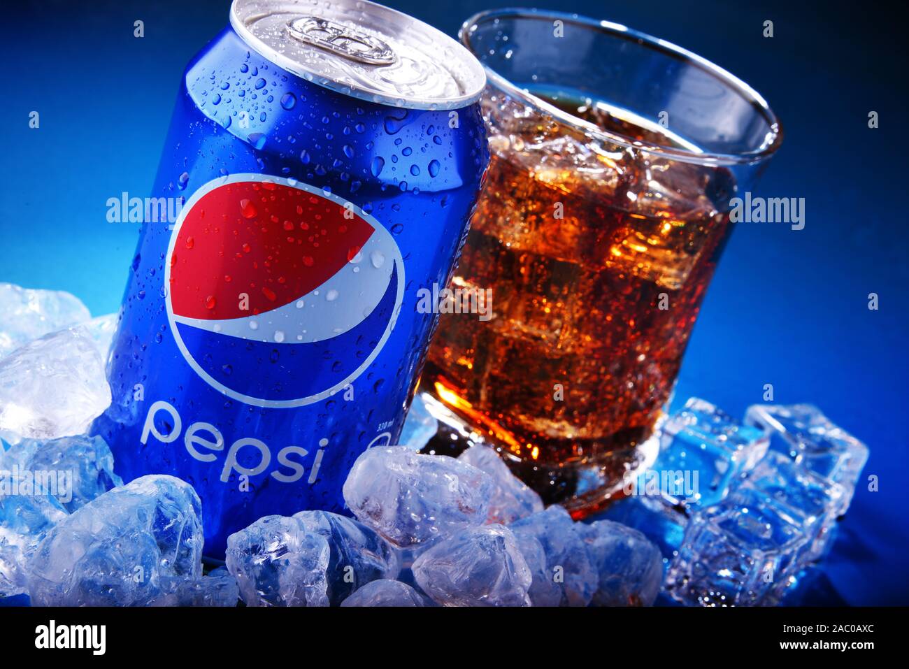 POZNAN, POL - NOV 22, 2019 : Pouvez et verre de Pepsi, une boisson gazeuse  produits et fabriqués par PepsiCo. La boisson a été créée et développer  Photo Stock - Alamy