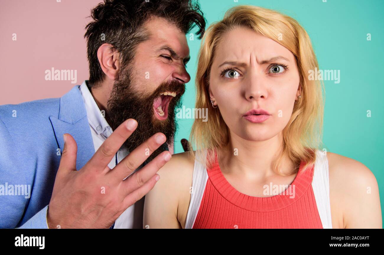 Cri sur homme femme. des problèmes dans la relation. mauvaise relations familiales. couple d'homme en colère et peur fille. patron et l'employé. La gestion des conflits. Com Banque D'Images Cri sur homme femme. des problèmes dans la relation. mauvaise relations familiales. couple d'homme en colère et peur fille. patron et l'employé. La gestion des conflits. Com Banque D'Images