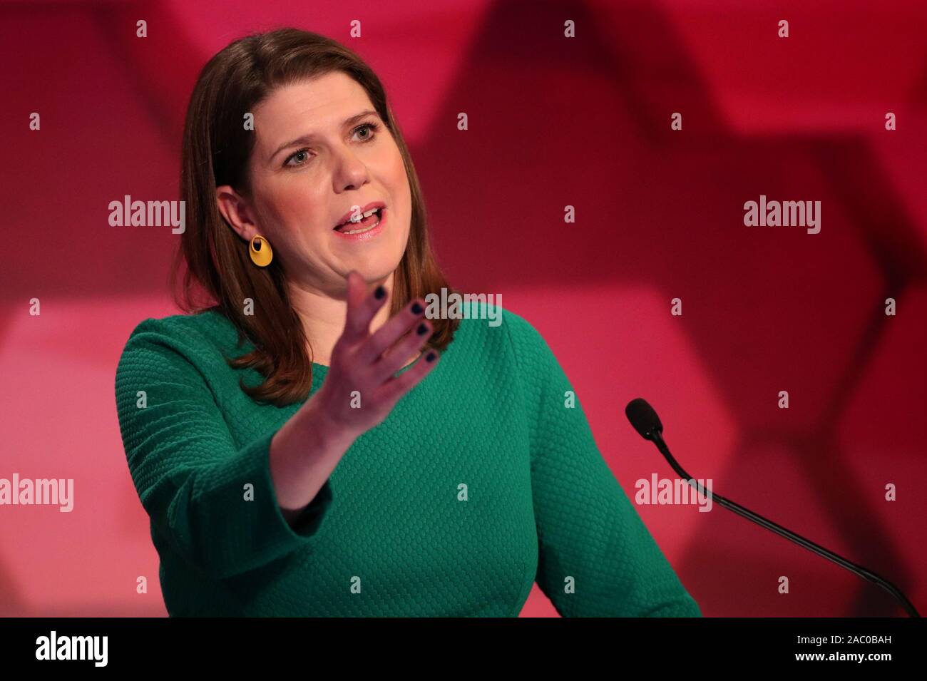 Le leader libéral démocrate Jo Swinson parle au cours de la BBC 7-way débat électoral à Cardiff. Banque D'Images