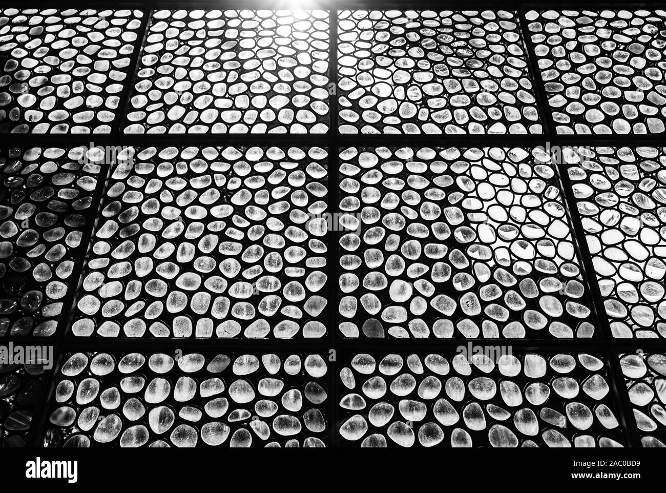 Anderlecht, Bruxelles / Belgique - 0626 2019 : Art installation réalisée avec des lunettes recyclées dans un cadre carré Banque D'Images