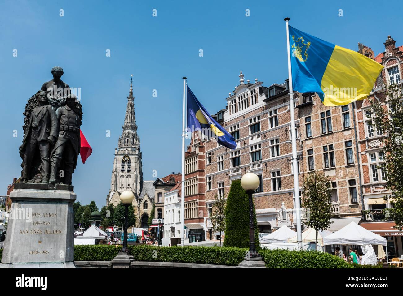 Anderlecht, Bruxelles / Belgique - 0626 2019 : Drapeaux de Bruxelles, Anderlecht et la Belgique à la statue de la guerre mondiale à la place de la Vaillance dap Banque D'Images