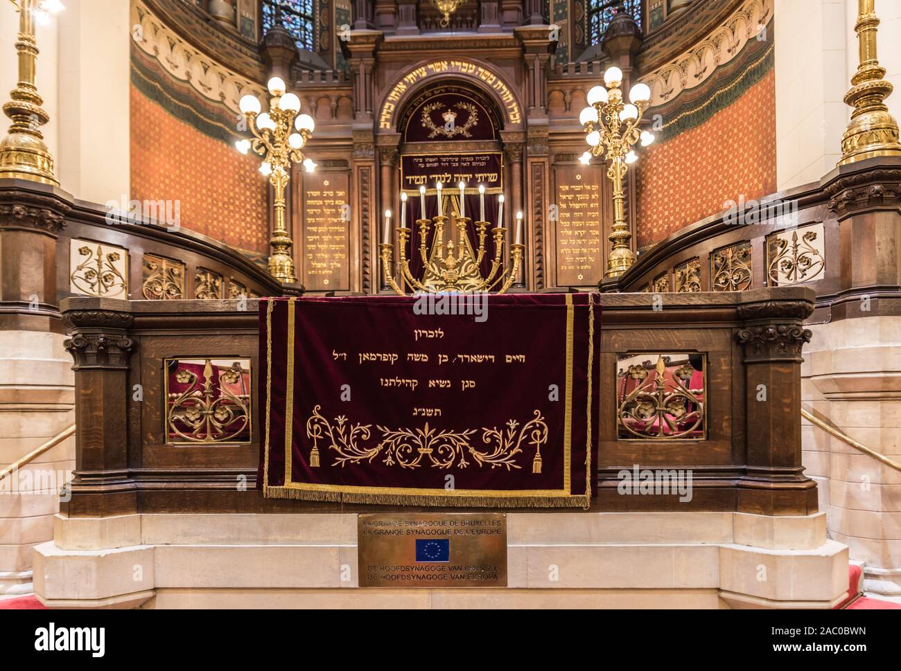 Le centre-ville de Bruxelles / Belgique - 02 16 2019 - design intérieur de la Grande Synagogue juive de l'Europe avec un tapis rouge doré indiquant dans l'hébreu Banque D'Images