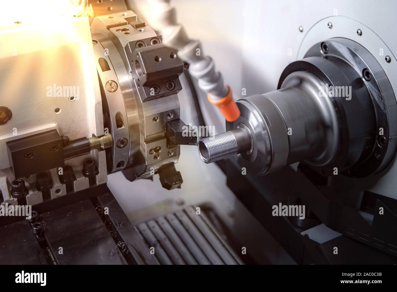Machine de fraisage et perçage CNC de haute précision du processus de travail dans l'usine de travail des métaux, traitement de l'industrie de l'acier. Banque D'Images