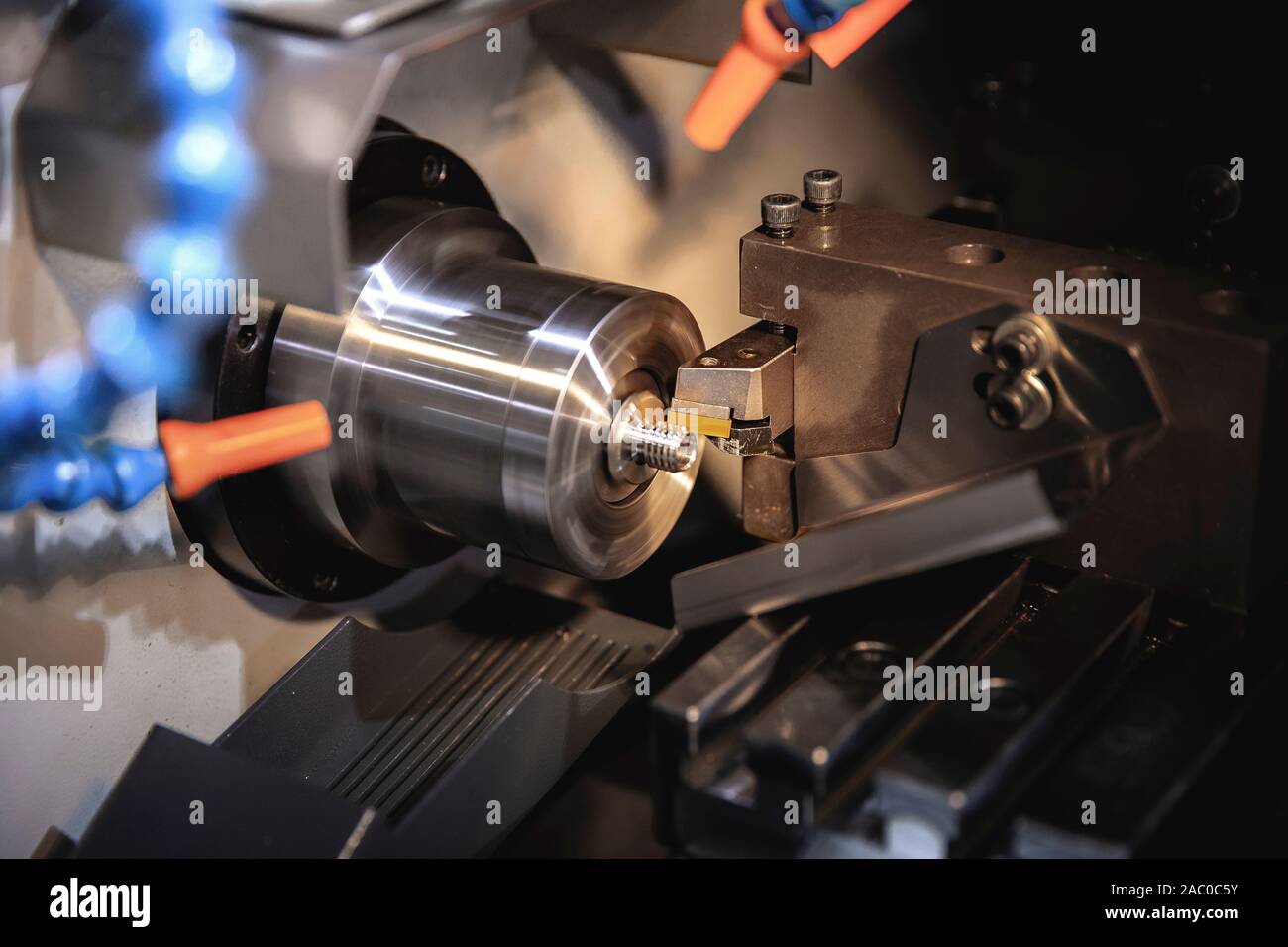 Machine de fraisage et perçage CNC de haute précision du processus de travail dans l'usine de travail des métaux, traitement de l'industrie de l'acier. Banque D'Images
