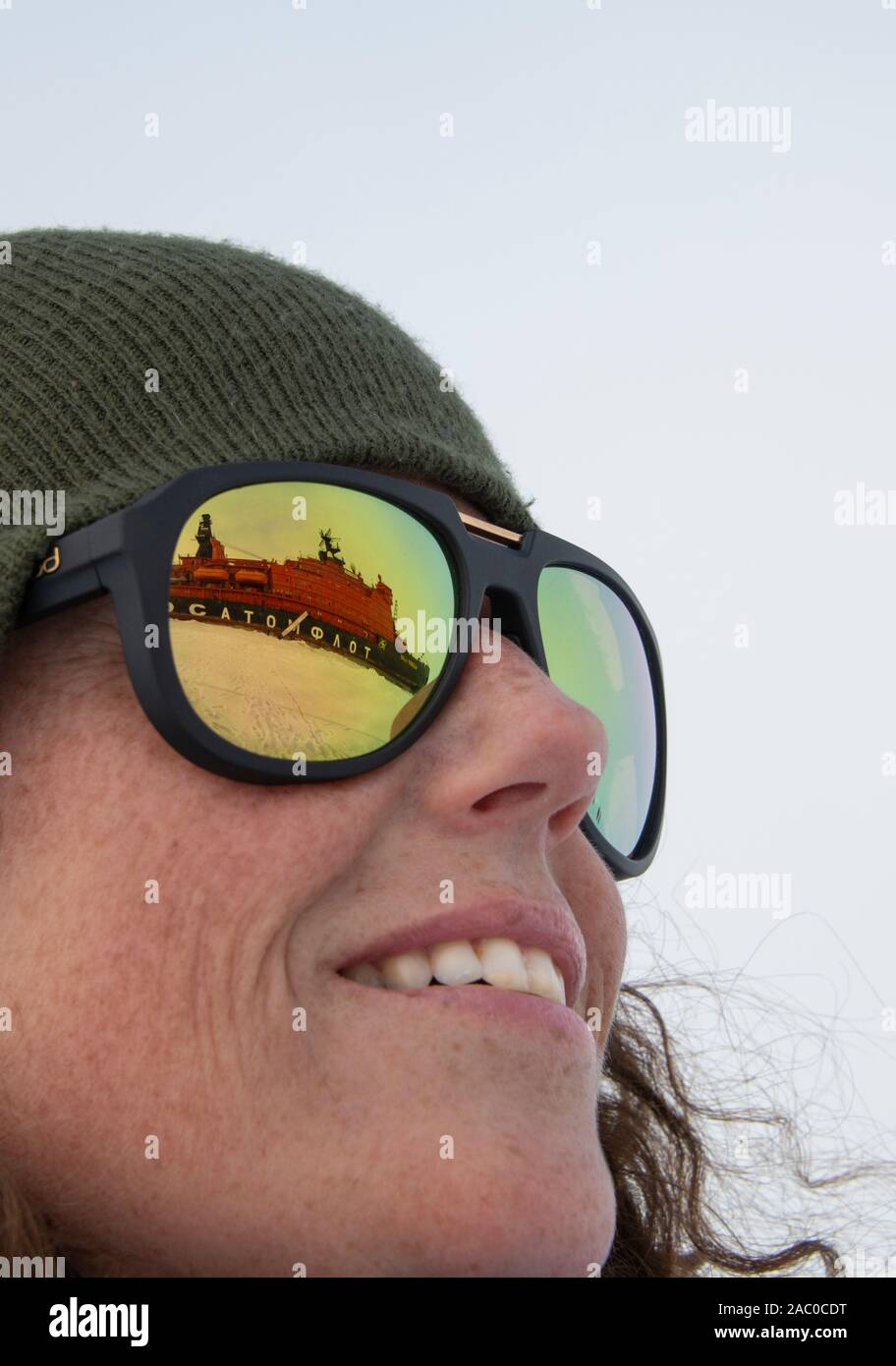 La Russie, l'Extrême-Arctique, au pôle Nord géographique. 90 degrés nord.  Tourisme Aventure féminine avec reflet dans les lunettes de soleil de 50  ans de la victoire russe i Photo Stock - Alamy