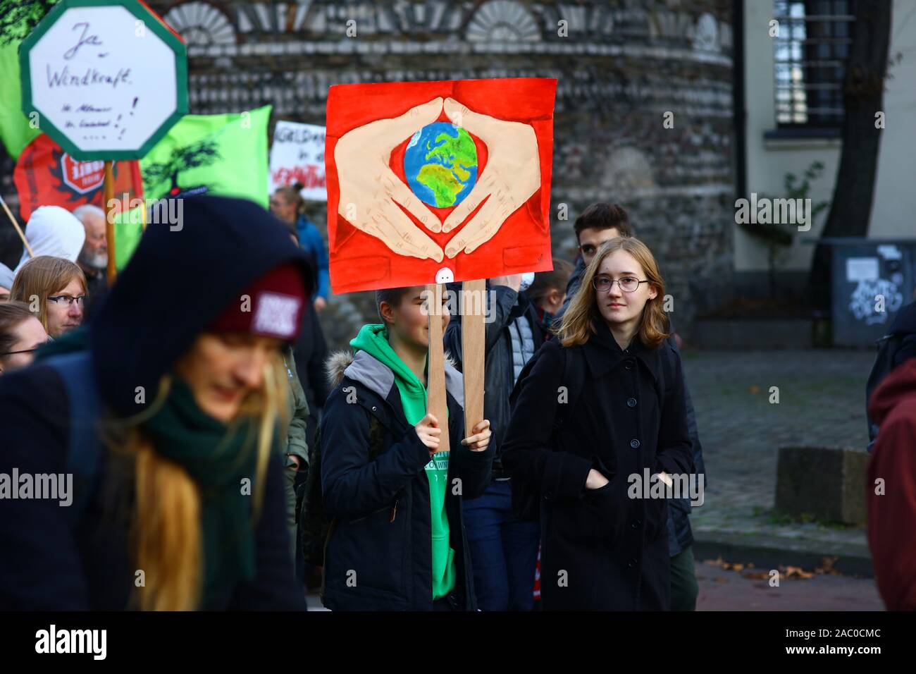 Cologne, Allemagne. Sep 29, 2019. Marche des militants pour l'action sur les changements climatiques et l'exécution des signes en anglais et/ou Allemand à cet égard. Environ 20.000 personnes auraient pris part à cette manifestation, Crédit : hdh/Alamy Live News. les gens dans la rue pour le vendredi pour les futures Banque D'Images