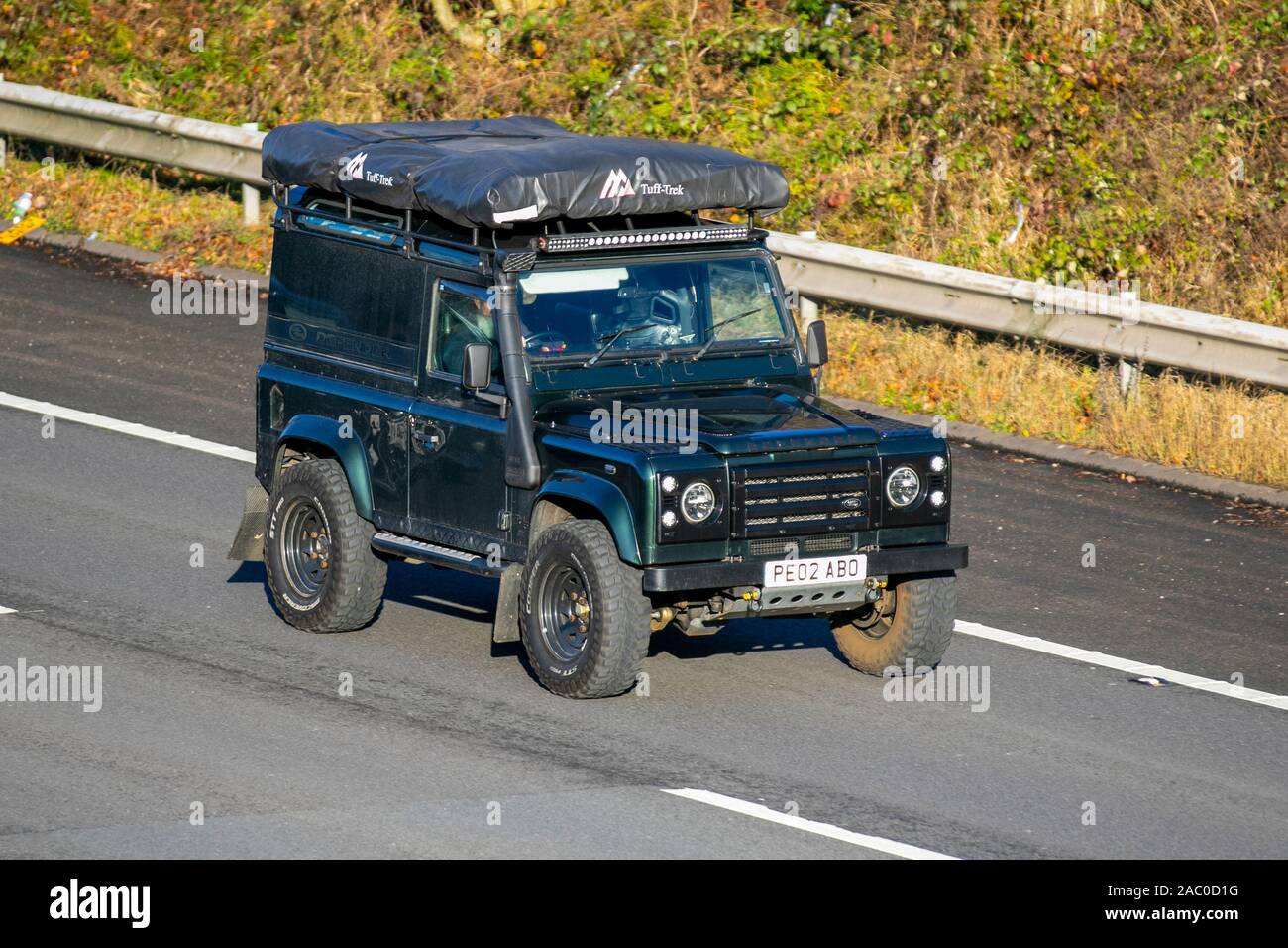 Land Rover Defender 90 Comté TD5 2002 avec tente de toit de trek Tuff ; Vintage Expedition