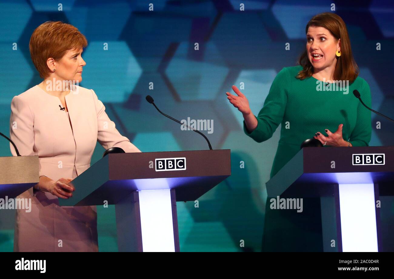 Leader du SNP Nicola Sturgeon ressemble au leader libéral démocrate Jo Swinson comme elle parle au cours de la BBC 7-way débat électoral à Cardiff. Banque D'Images