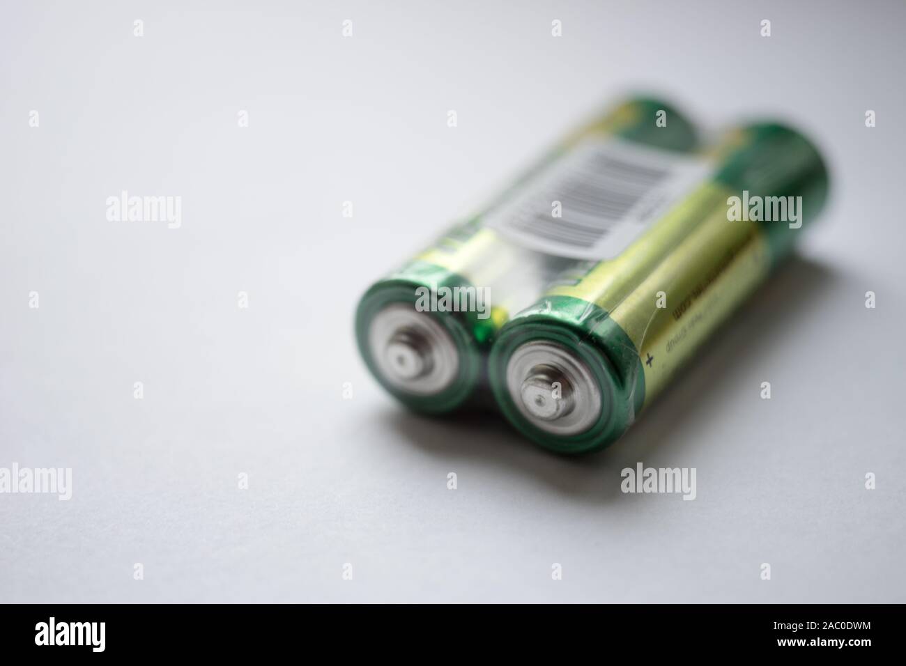 Deux nouvelles batteries sur le tableau blanc, close-up Banque D'Images