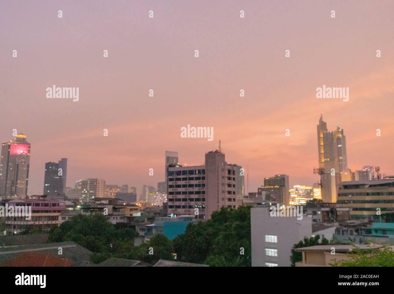 Nous avons eu la chance d'admirer le coucher de soleil à couper le souffle sur Bangkok chaque nuit pendant notre séjour. Banque D'Images