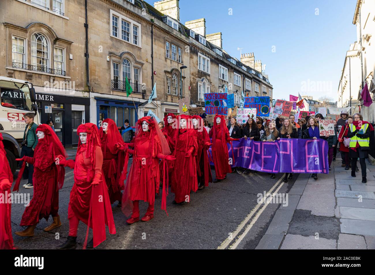 Extinction les manifestants de la Brigade rouge de Rébellion sur le changement climatique se rassemblent dans le centre de Bath avec la Youth Climate Alliance qui milite pour l'action du changement climatique. Bath Royaume-Uni. 29 novembre 2019, Angleterre, Royaume-Uni Banque D'Images