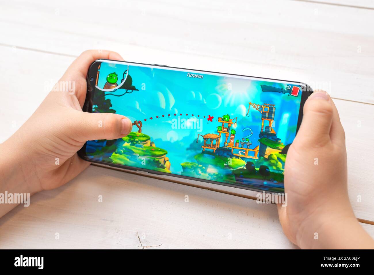 Sarajevo, Bosnie-Herzégovine - le 29 novembre 2019 : Angry Birds 2 Jeu sur Samsung Galaxy S9 Plus close-up Banque D'Images