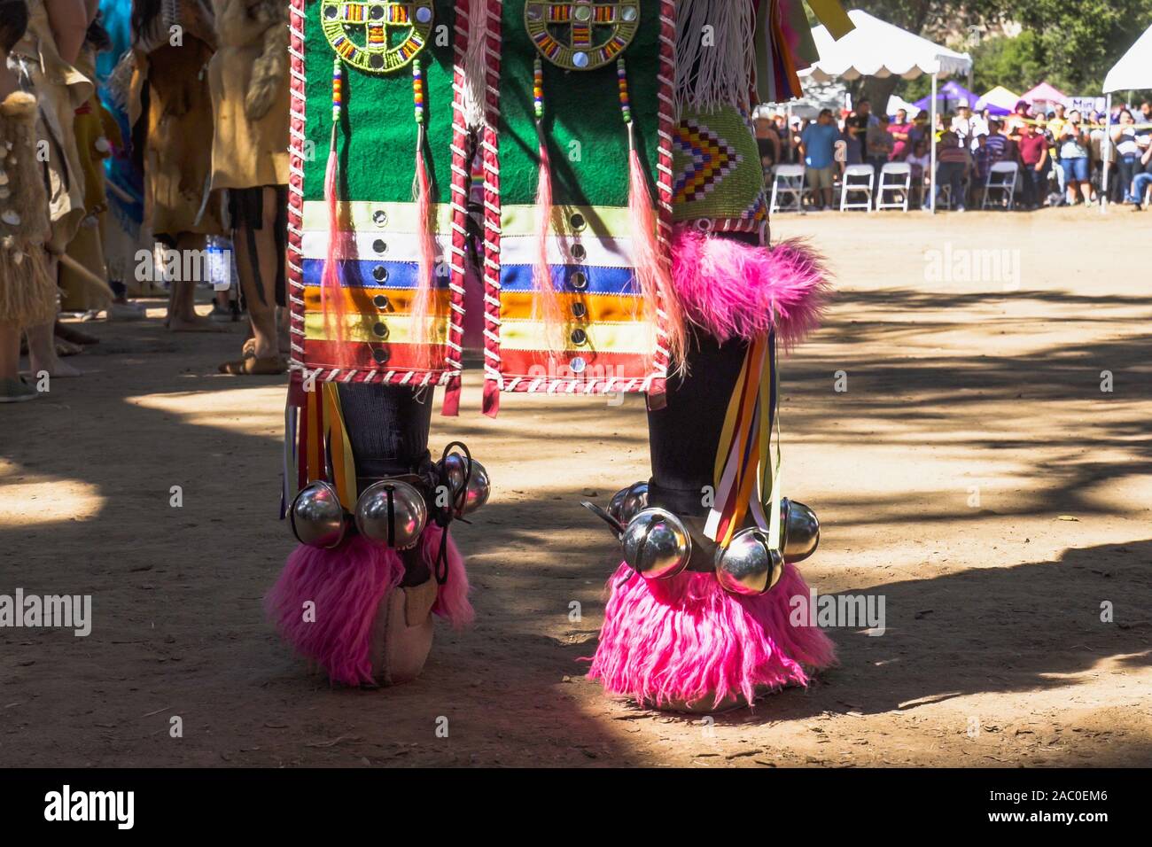 Des chaussures et vêtements de détails. Jour Chumash Powwow et Rassemblement Intertribal, comté de Santa Barbara, Californie Banque D'Images