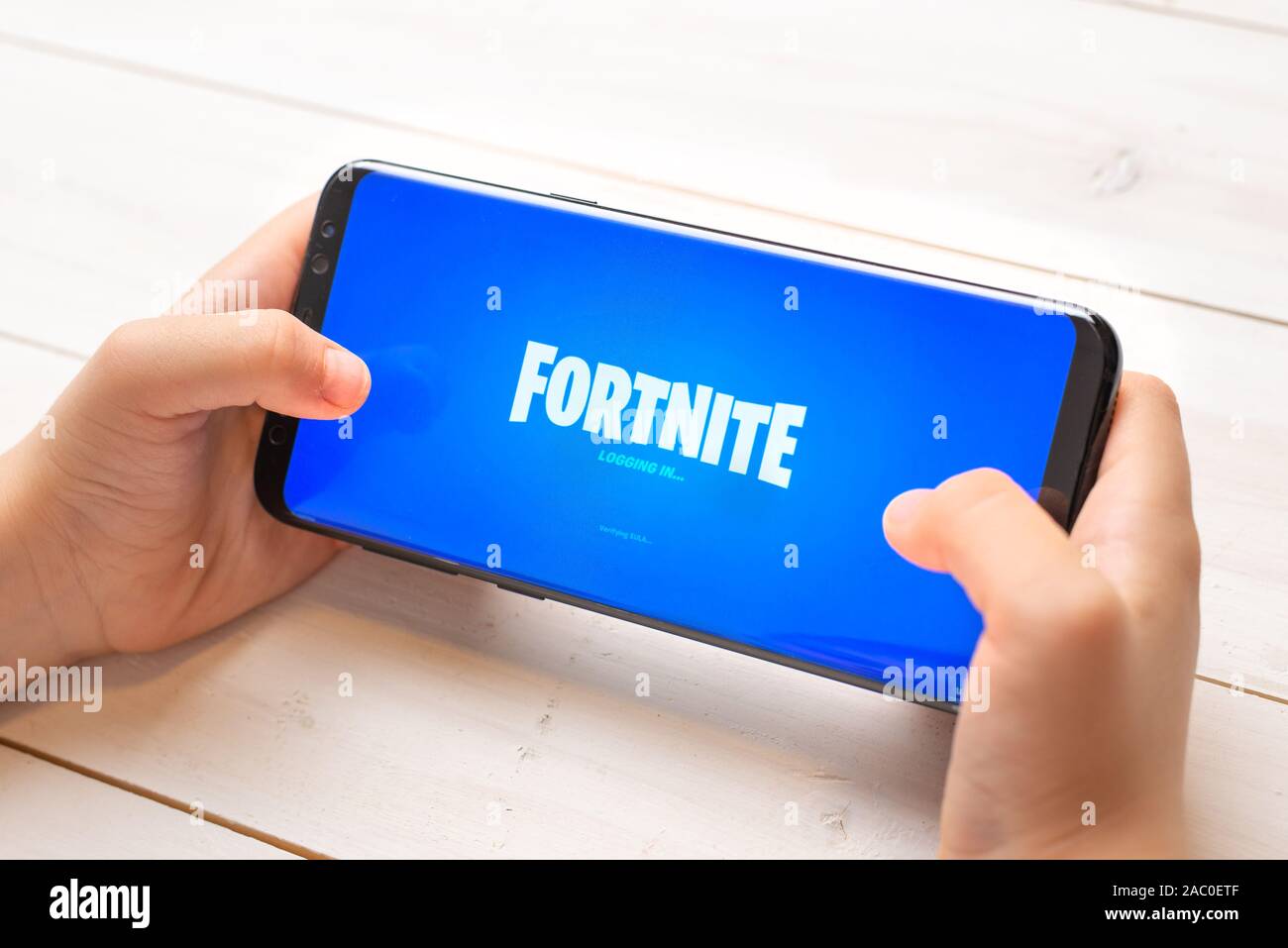 Sarajevo, Bosnie-Herzégovine - le 29 novembre 2019 : Kid jouer jeu Fortnite sur Samsung Galaxy S9 Plus close-up Banque D'Images
