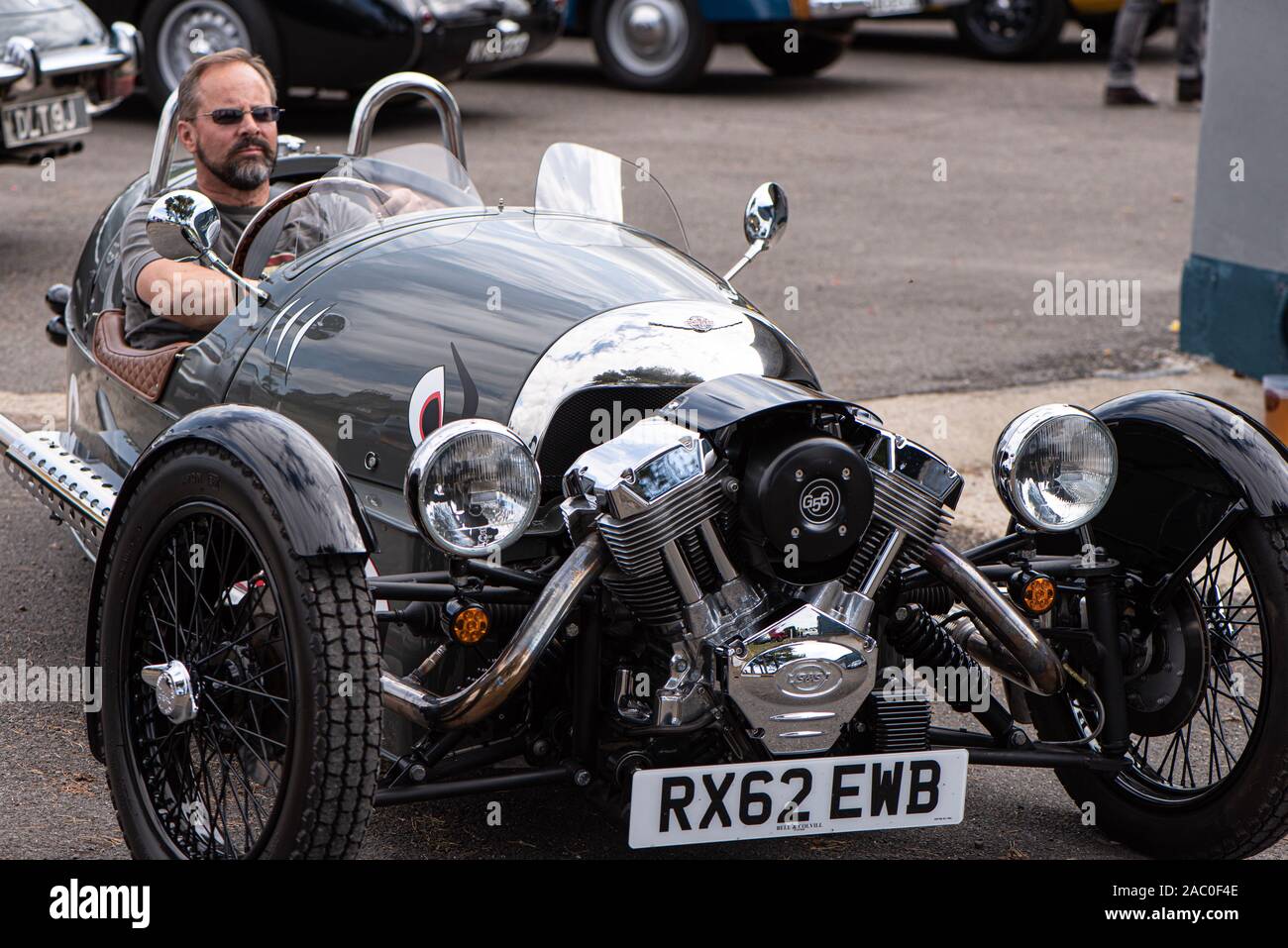 Morgan Three-Wheeler quitte un salon automobile classique, Hampshire, Royaume-Uni Banque D'Images