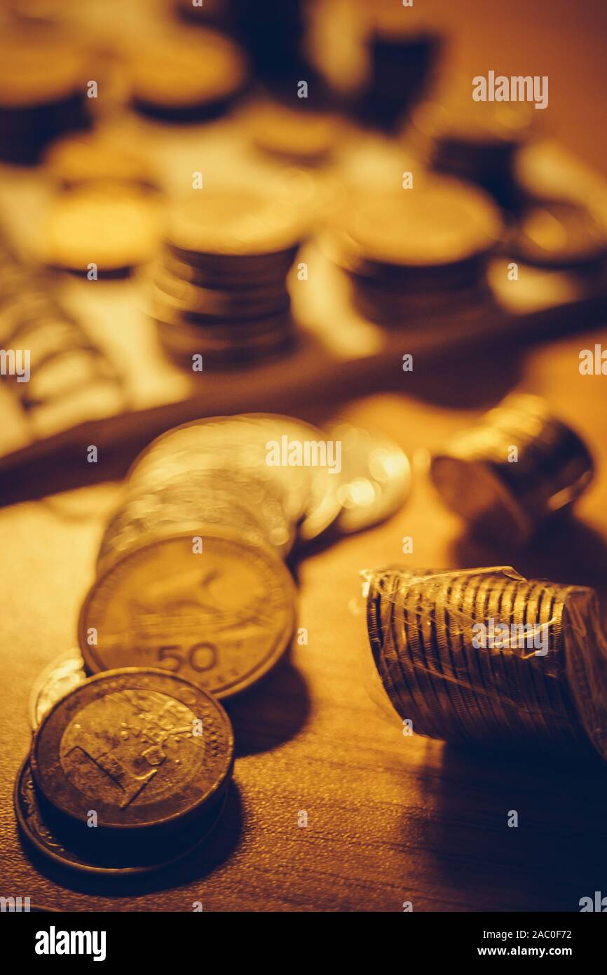 Collection de métal doré de l'argent sur la table, ton marron chaud Banque D'Images