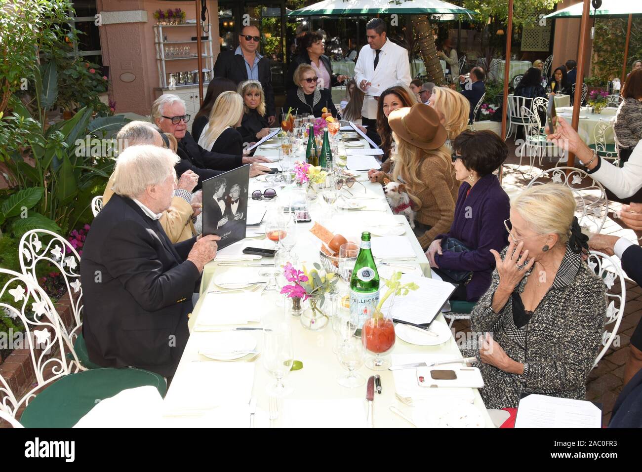 22 novembre 2019, à Beverly Hills, Californie : (L-R) Chance Evans, Tom Mobley et Terry Moore, Terry Moore, Robert Wagner, Lee Benton, Marlene Casamento, Harrison a tenu, Lee Bell, Georgia Durante, Dyan Cannon et France Nuyen assister Terry Moore's Holiday Déjeuner. (Crédit Image : © ZUMA/Bennight Billy sur le fil) Banque D'Images