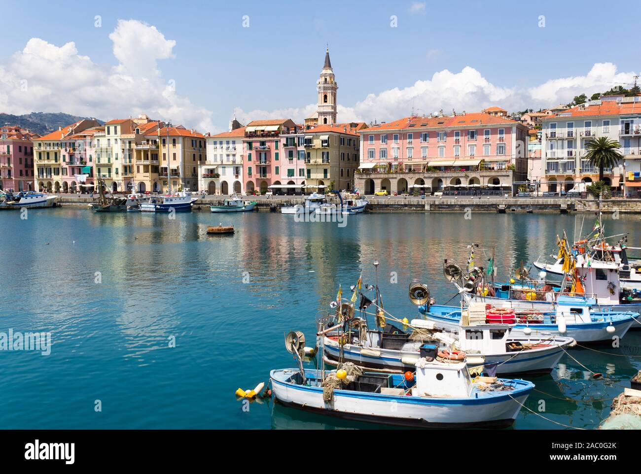 L'Italie, Ligurie, l'ancien port de la province d'Imperia Oneglia avec les bateaux de pêche et ses maisons colorées Banque D'Images