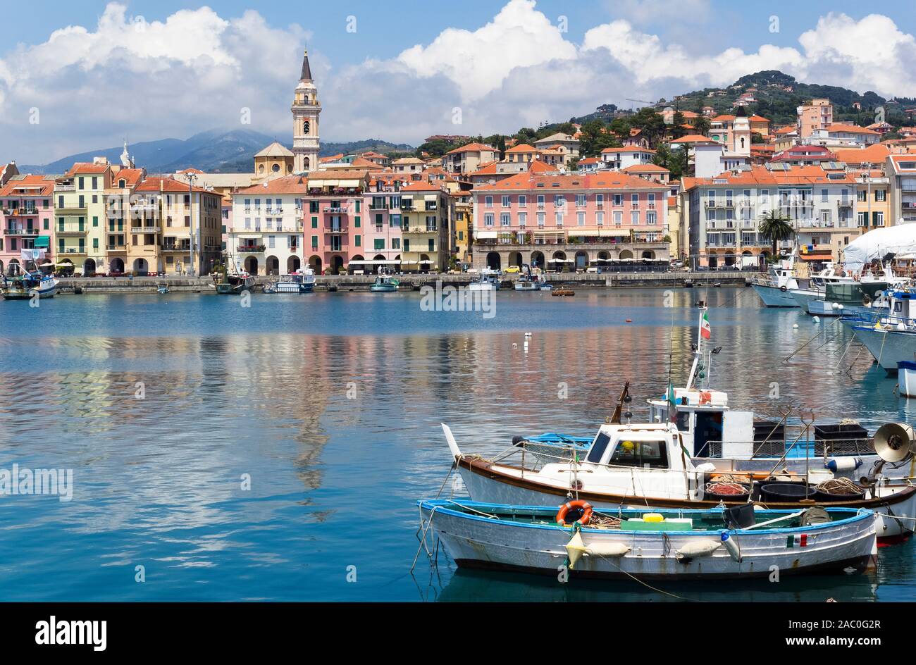 L'Italie, Ligurie, l'ancien port de la province d'Imperia Oneglia avec les bateaux de pêche et ses maisons colorées Banque D'Images