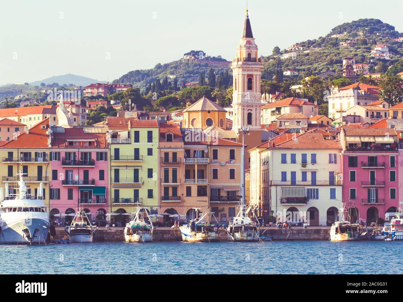 L'Italie, Ligurie, l'ancien port de la province d'Imperia Oneglia avec les bateaux de pêche et ses maisons colorées Banque D'Images