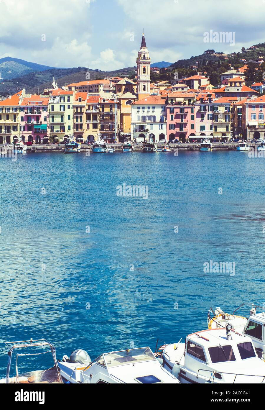 L'Italie, Ligurie, l'ancien port de la province d'Imperia Oneglia avec les bateaux de pêche et ses maisons colorées Banque D'Images