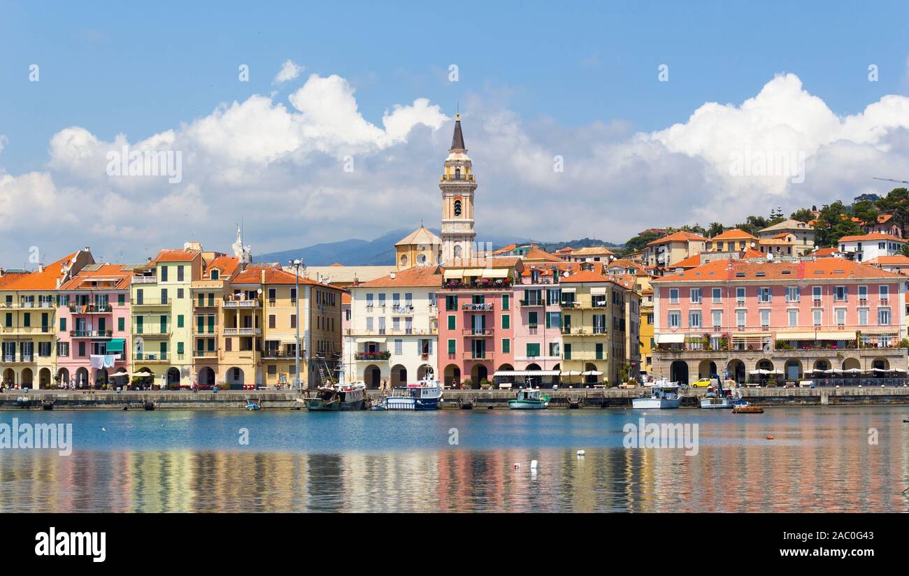 L'Italie, Ligurie, l'ancien port de la province d'Imperia Oneglia avec les bateaux de pêche et ses maisons colorées Banque D'Images