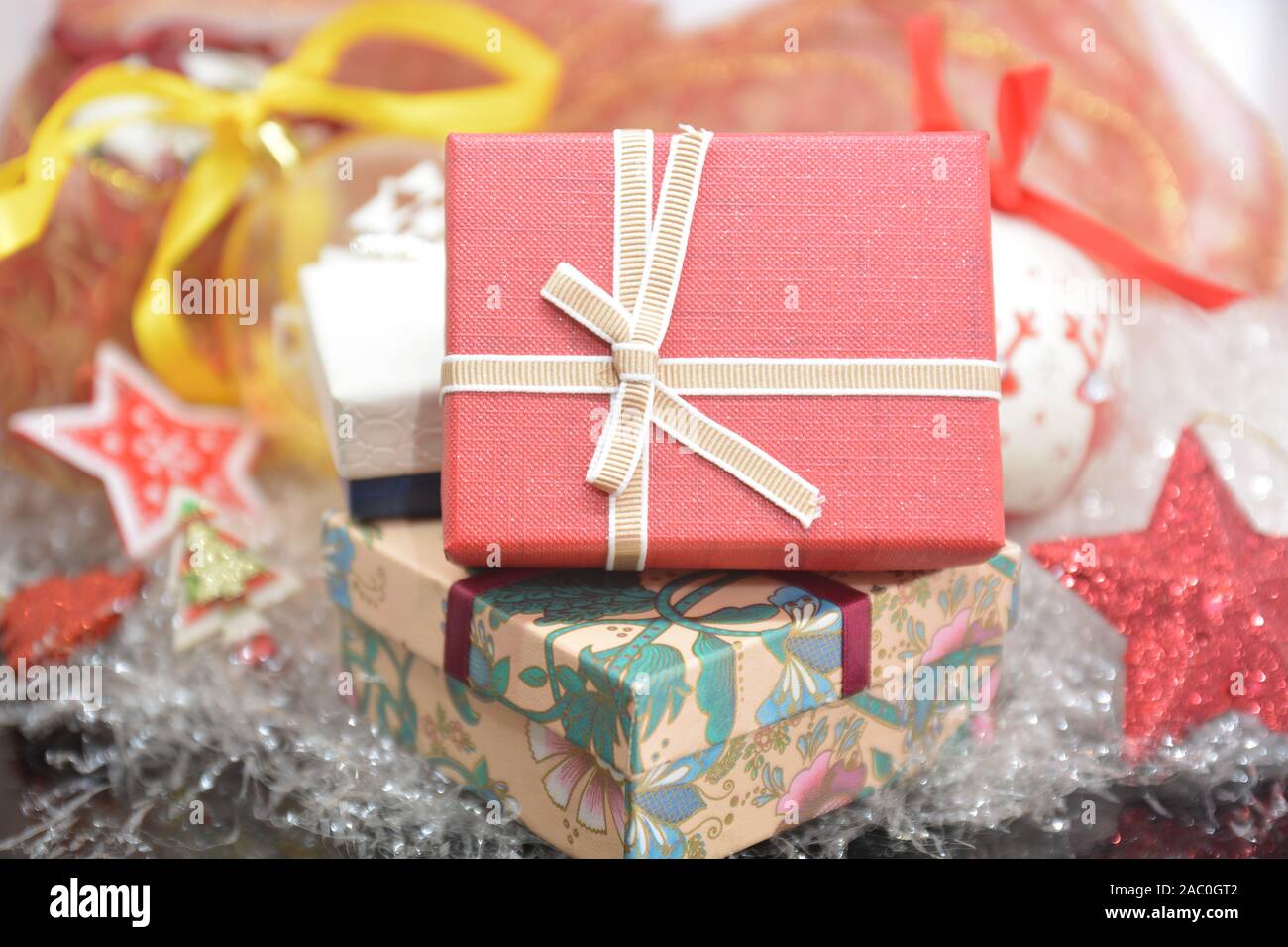 Paquet regalo par Buon Natale e felice Anno Nuovo - Banque D'Images