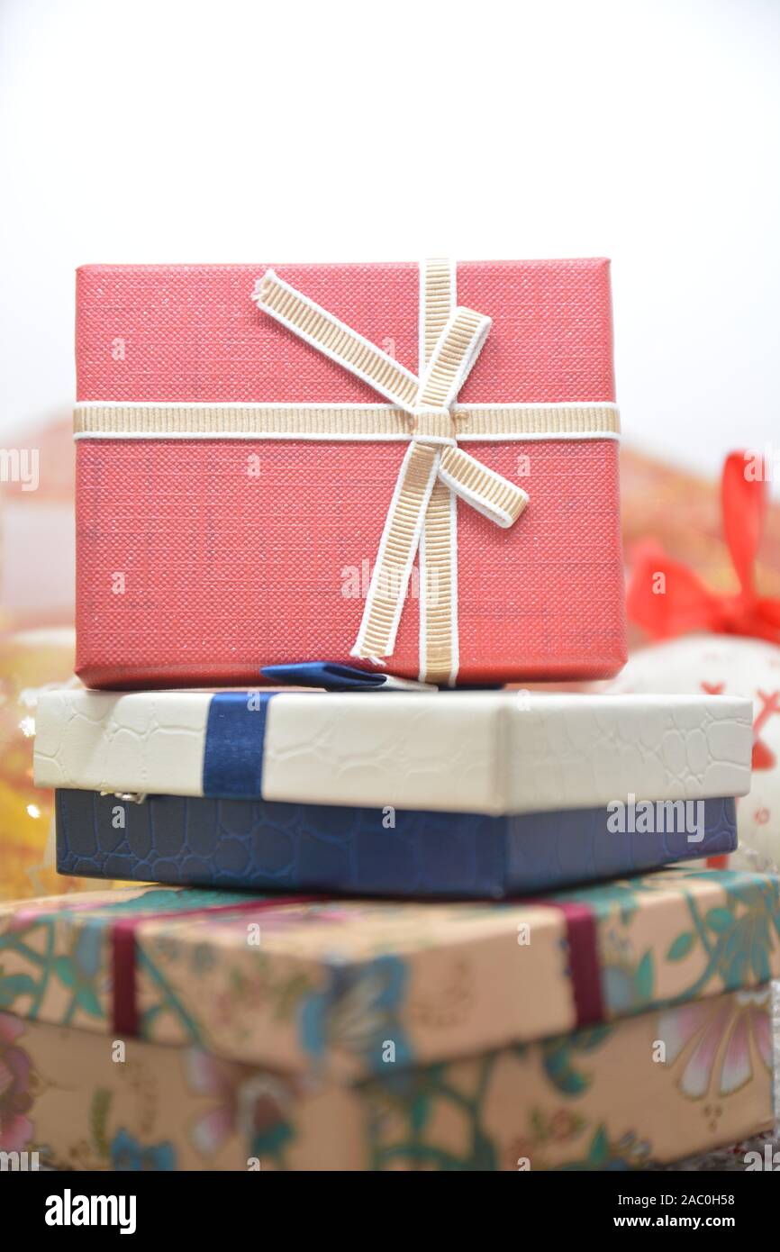 Paquet regalo par Buon Natale e felice Anno Nuovo - Banque D'Images