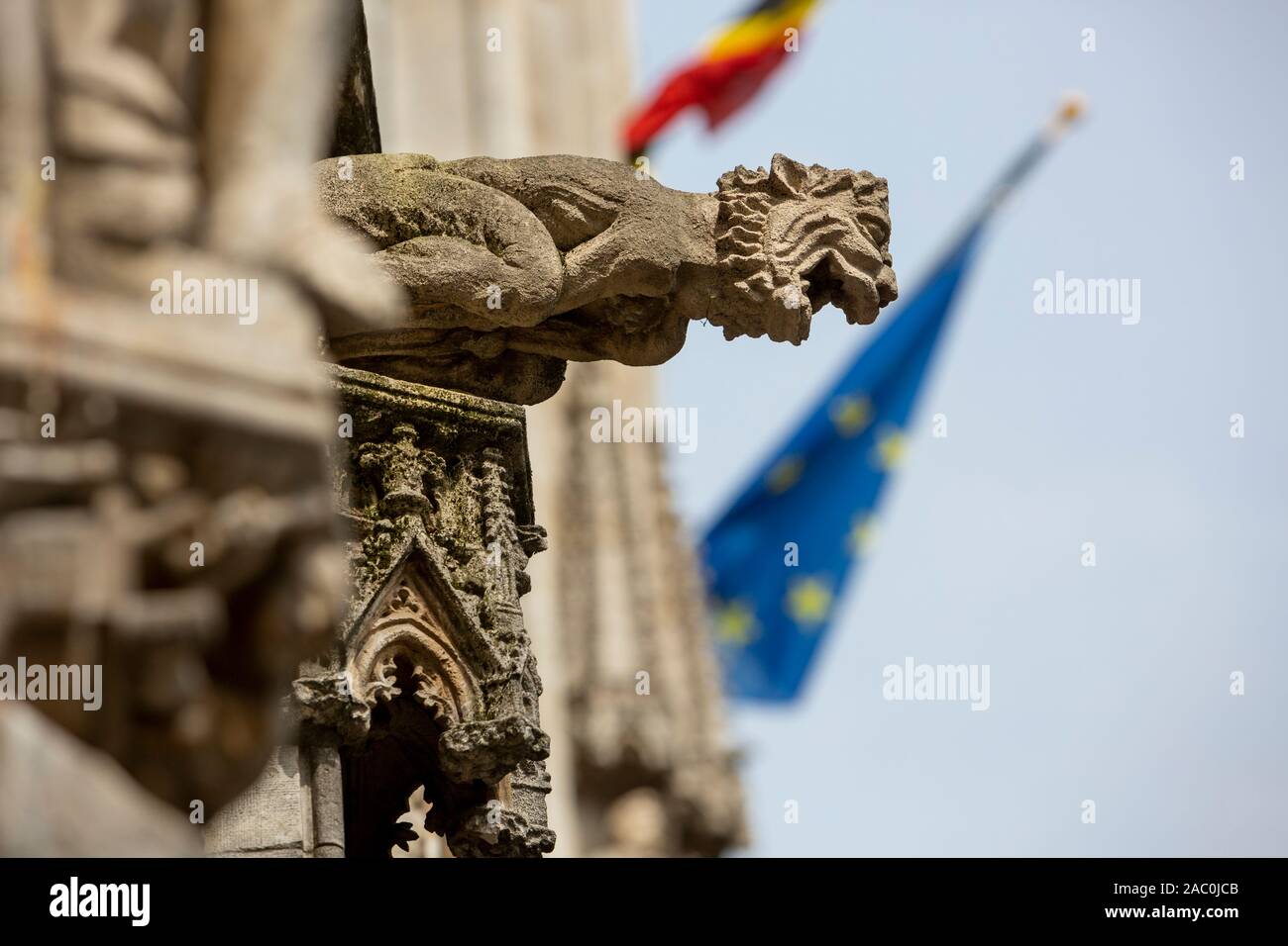 Gros plan d'une gargouille gothique à l'extérieur de l'Hôtel de Ville de Bruxelles à la Grand Place, Bruxelles, Belgique. Banque D'Images