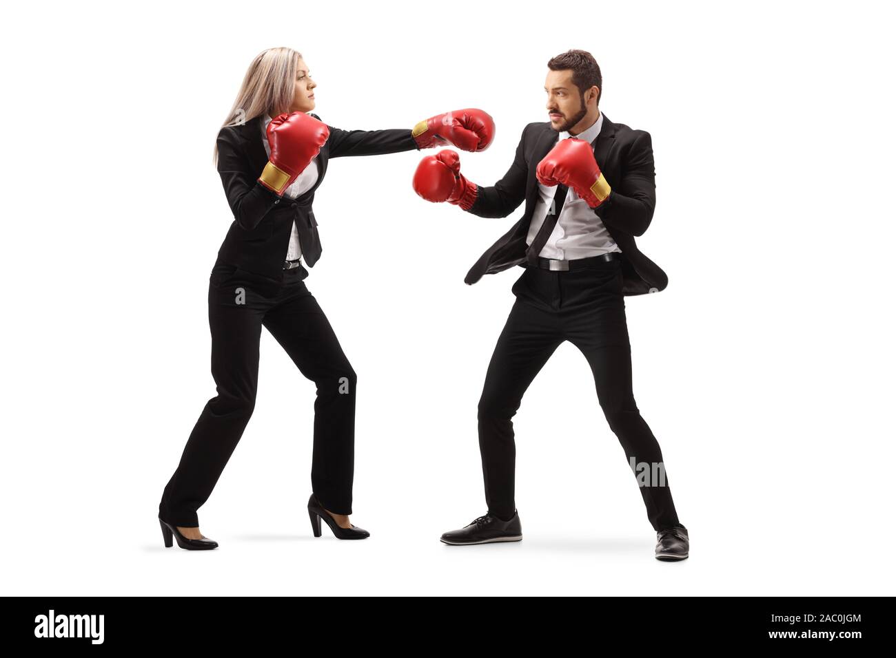 Tourné sur toute la longueur d'une businesswoman hitting a businessman avec des gants de boxe isolé sur fond blanc Banque D'Images