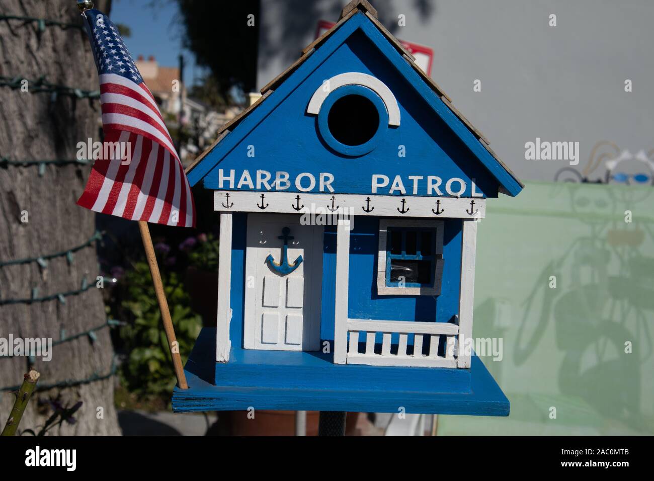 Ornement de jardin sur l'Île de Balboa patrouille chabor peu de bleu et de la maison blanche avec des ancres et Stars and Stripes drapeau Américain Banque D'Images