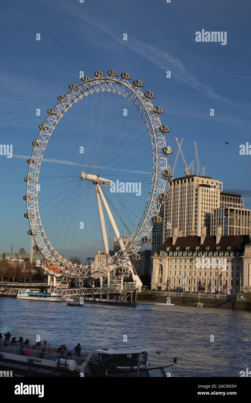 Vue sur le London Eye sur la rive sud de la Tamise près de County Hall de Londres UK Banque D'Images