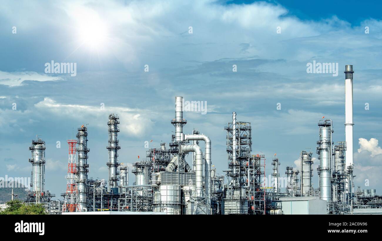 Close up vision industrielle à l'usine de raffinerie de pétrole de la zone de l'industrie forme avec le lever du soleil et ciel nuageux Banque D'Images