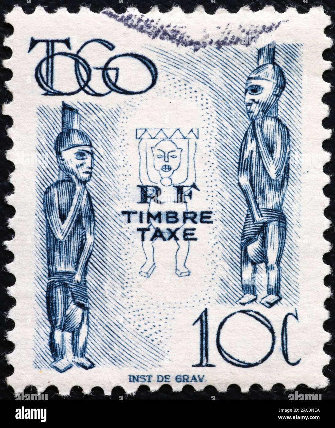 Statuettes en bois sur de vieux timbres Togo Banque D'Images