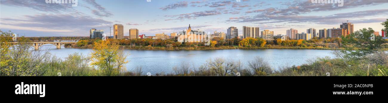 Une vue panoramique de Saskatoon, Canada cityscape sur la rivière Banque D'Images