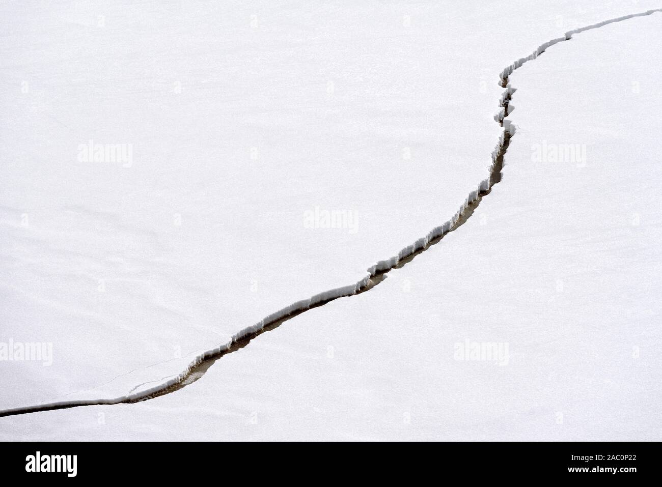 Fissure dans la glace du lac Banque D'Images