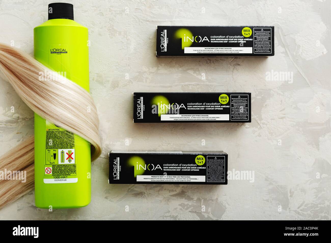 Ensemble de produits cosmétiques pour cheveux Coloristics Inoa par L'Oréal Professionnel Paris. Loreal Inoa oxydant riche et des cheveux de teinture dans des boîtes pour Banque D'Images