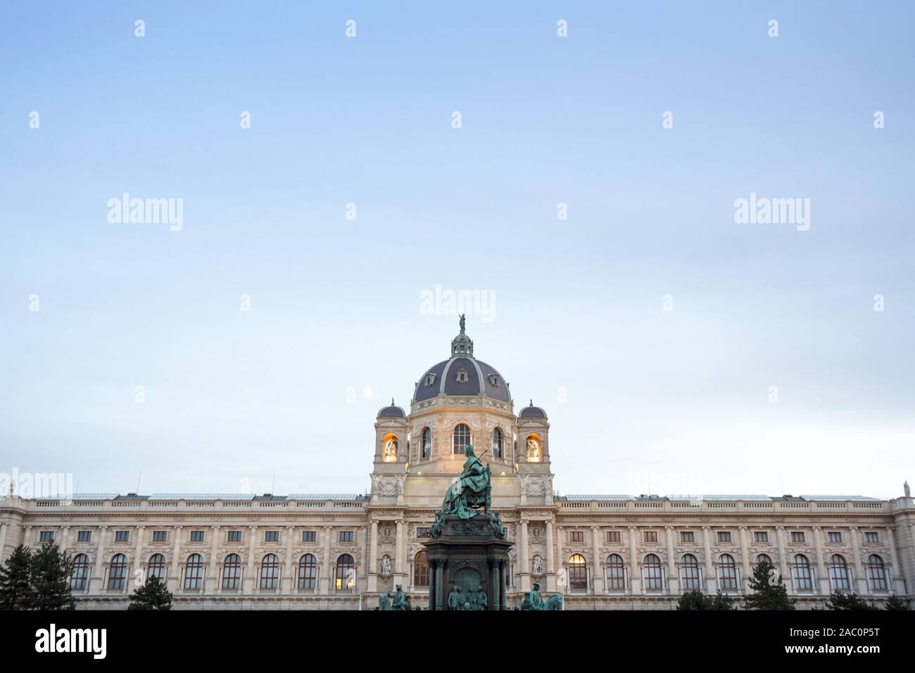 L'Impératrice Maria Theresia statue, construite au 19ème siècle, sur Maria Theresien Platz, face à l'Art Museum Kunsthistorisches Museum Wien à Vienne, Aus Banque D'Images