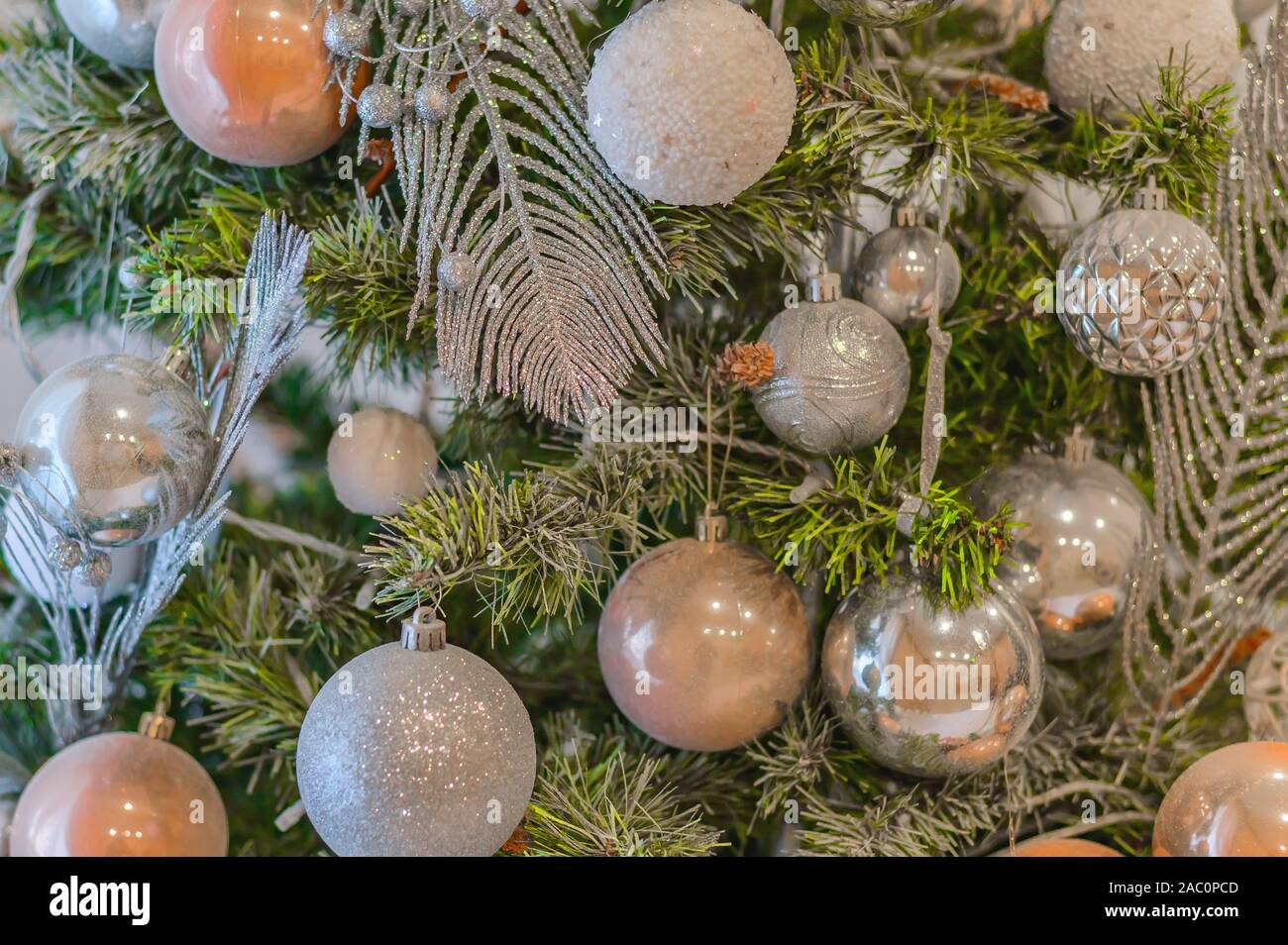 Boules de Noël sur l'arbre en arrière-plan Banque D'Images