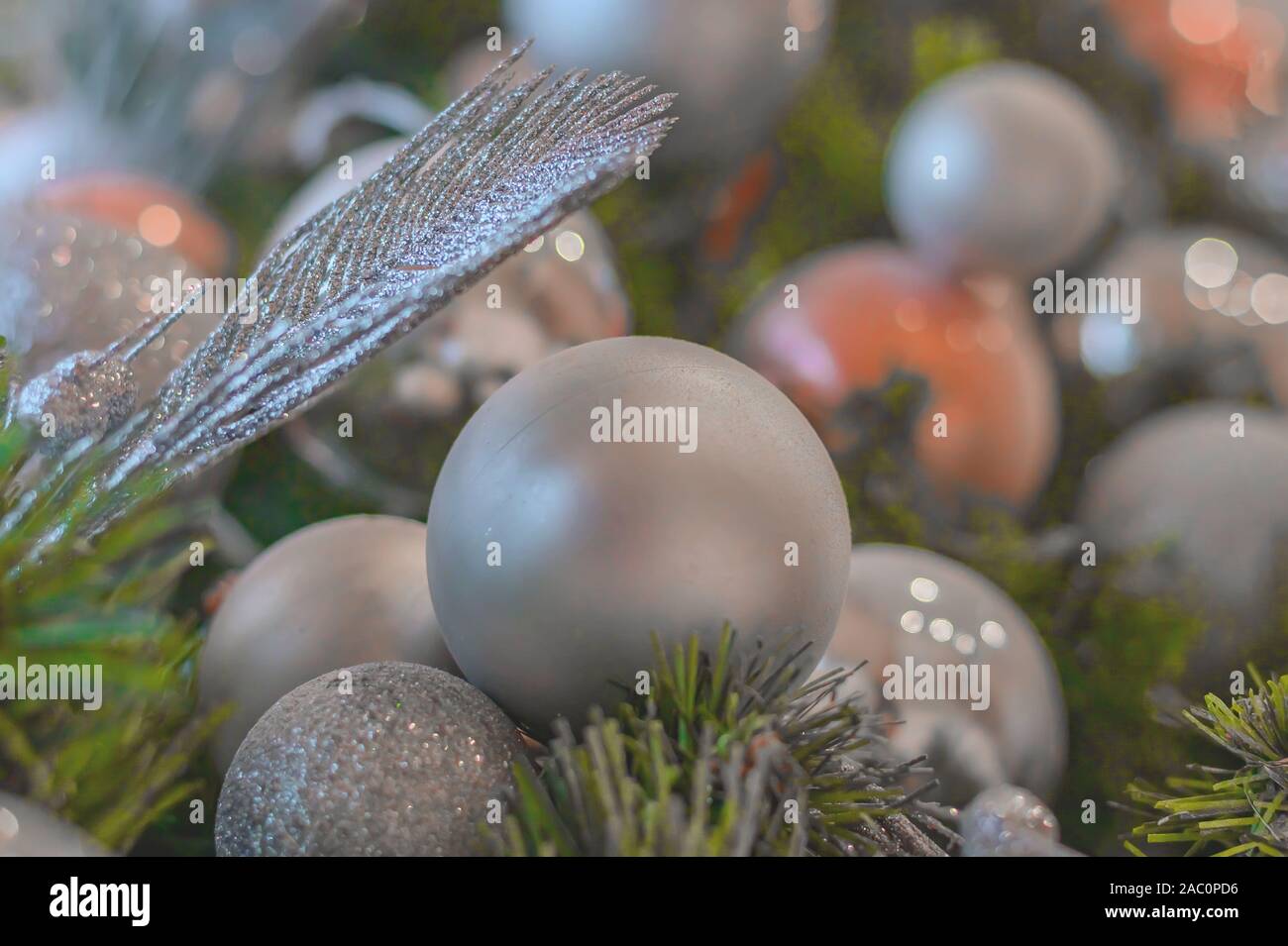 Boules de Noël sur l'arbre en arrière-plan Banque D'Images