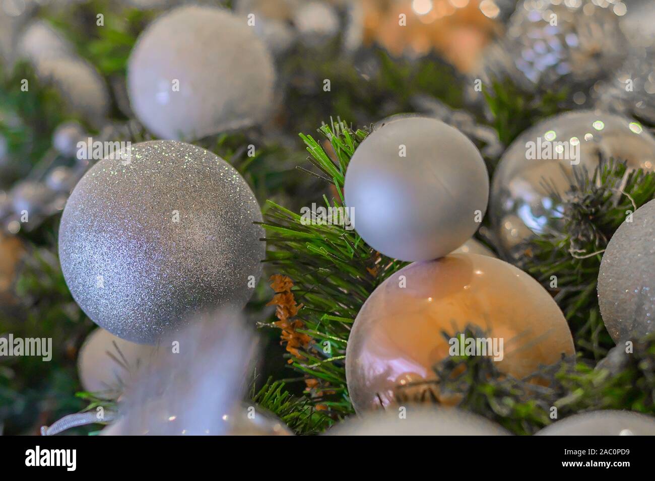 Boules de Noël sur l'arbre en arrière-plan Banque D'Images