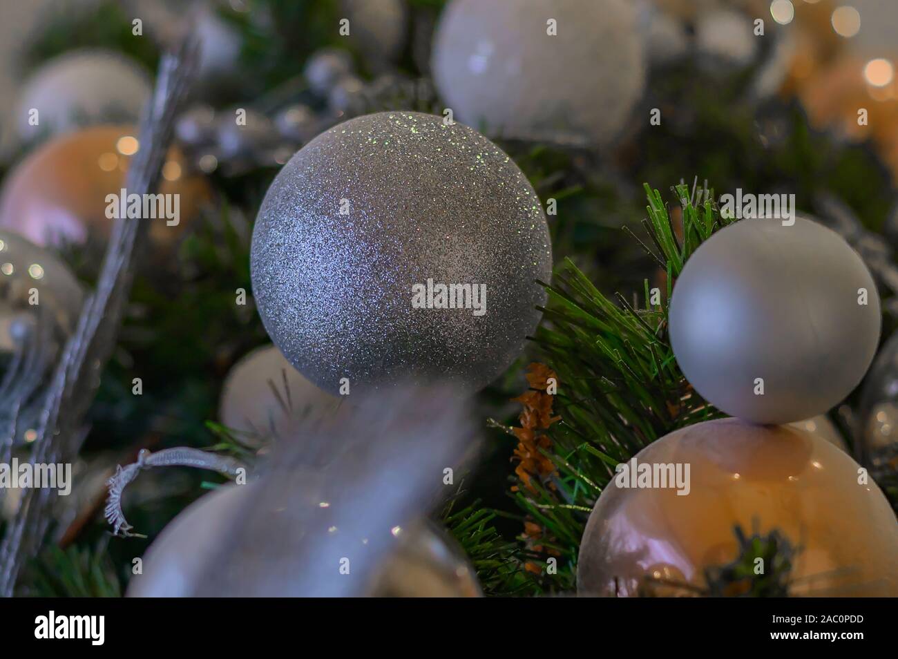 Boules de Noël sur l'arbre en arrière-plan Banque D'Images