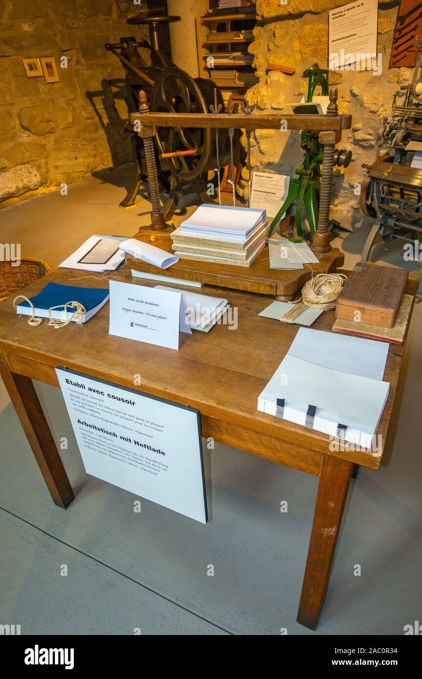Suisse, Fribourg, Musée Musée Gutenberg, studio utilisé pour l'enseignement, le cousoir (français) un appareil utilisé dans la reliure Banque D'Images