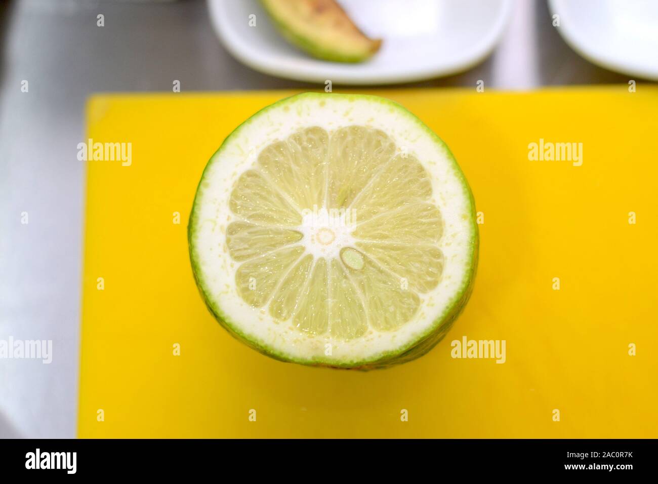 Fruits frais, d'une demi-orange sur un bord jaune avec un pip Banque D'Images