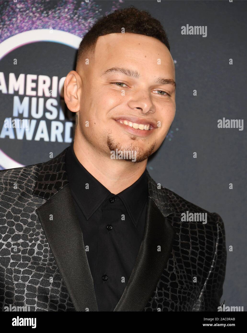 LOS ANGELES, CA - le 24 novembre : Kane Brown, vainqueur de l'artiste masculin préféré - prix pays pose dans la salle de presse au cours de la 2019 American Music Awards au Théâtre de Microsoft le 24 novembre 2019 à Los Angeles, Californie. Banque D'Images