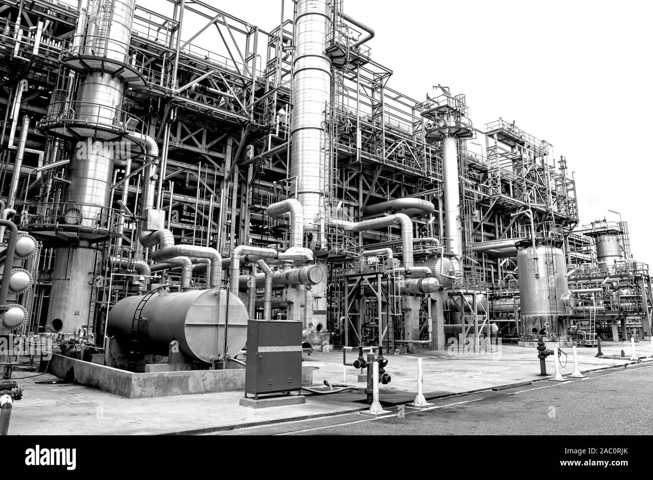 Close-up de la raffinerie de pétrole et de gaz industriels zone,Détail de l'oléoduc de l'équipement en acier avec des soupapes sur-off réduire la pression dans la production à refin Banque D'Images