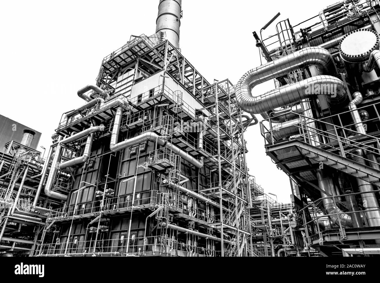 L'industrie du pétrole et du gaz de raffinerie,usine,usine pétrochimique domaine à fond blanc. Banque D'Images