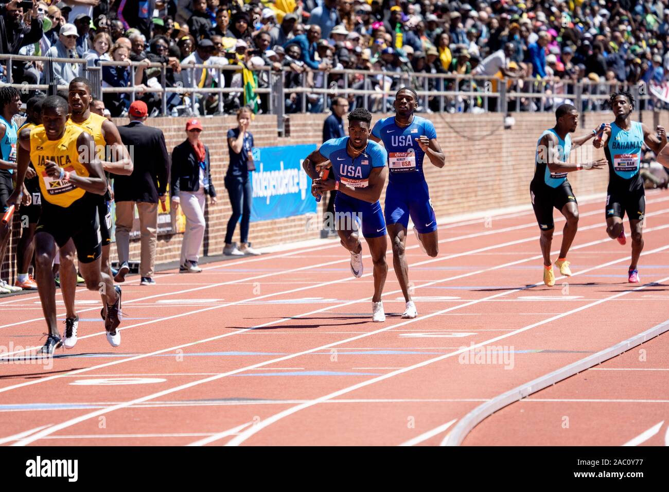 Michael Cherry et Mylik Kerley (USA) en concurrence USA vs le monde Hommes 4x400m au relais 2019 Penn . Banque D'Images