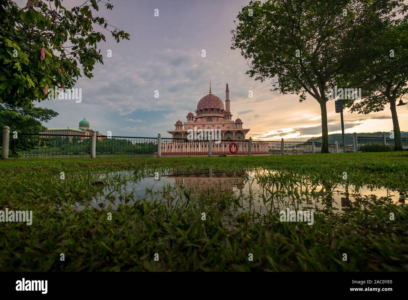 Mosquée Putra, l'un des plus célèbre mosquée de Putrajaya Banque D'Images